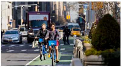 自転車専用レーンを走るCitiBike(ニューヨーク市HP掲載資料)